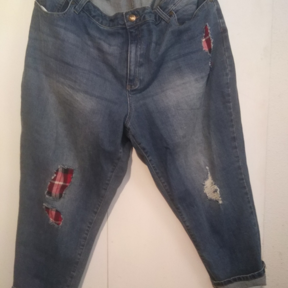 Distressed petite cropped 24W boyfriend Jeans